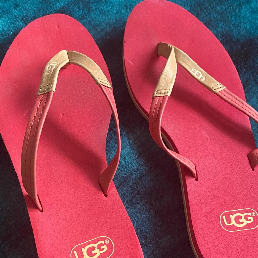 UGG Australia red flip flops/thong sandals - Picture 3 of 4
